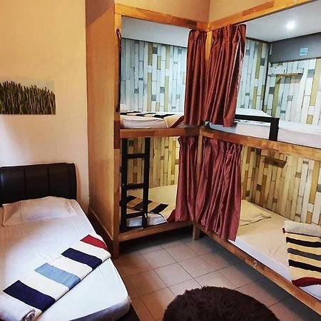 Ostello Escape Backpackers Kk Kota Kinabalu Esterno foto