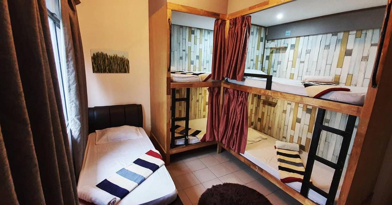 Ostello Escape Backpackers Kk Kota Kinabalu Esterno foto