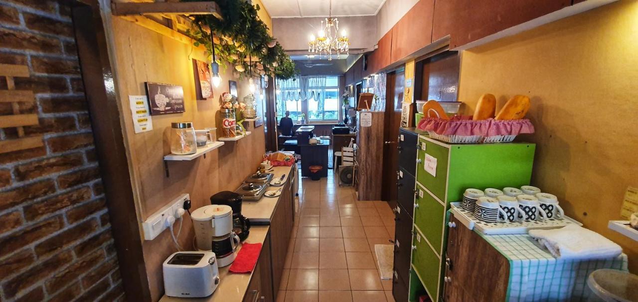 Ostello Escape Backpackers Kk Kota Kinabalu Esterno foto