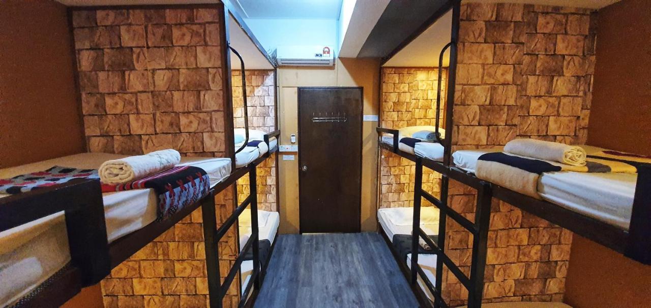 Ostello Escape Backpackers Kk Kota Kinabalu Esterno foto