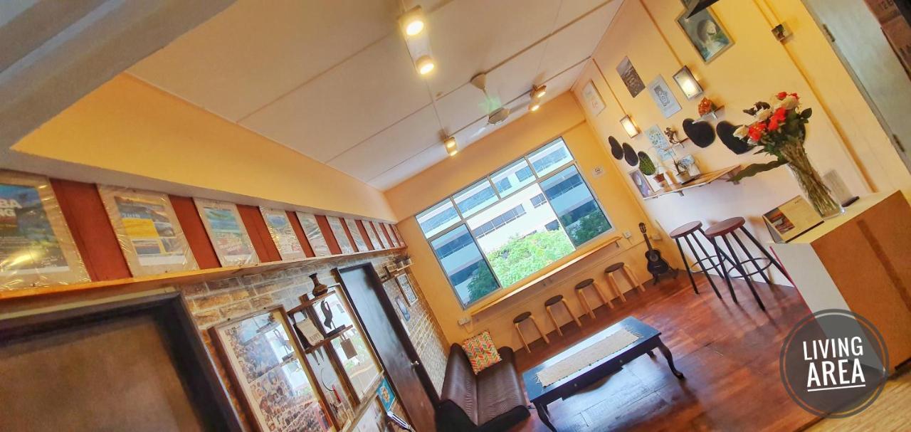 Ostello Escape Backpackers Kk Kota Kinabalu Esterno foto