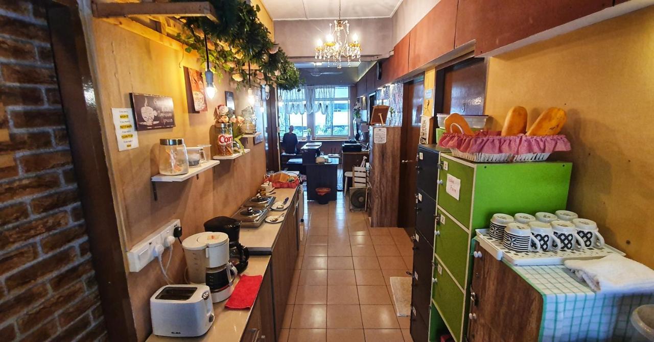 Ostello Escape Backpackers Kk Kota Kinabalu Esterno foto