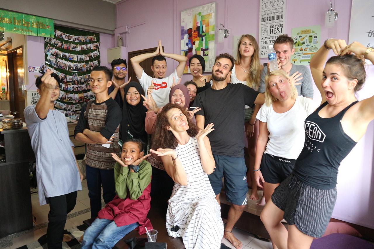 Ostello Escape Backpackers Kk Kota Kinabalu Esterno foto