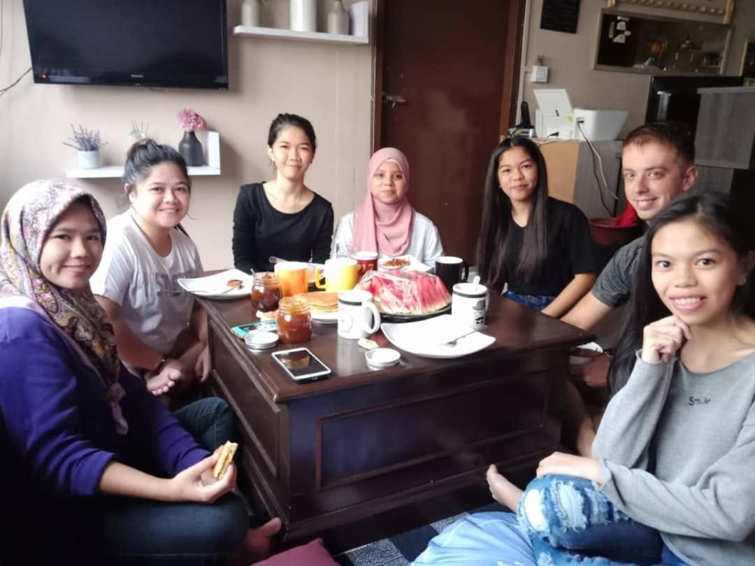 Ostello Escape Backpackers Kk Kota Kinabalu Esterno foto