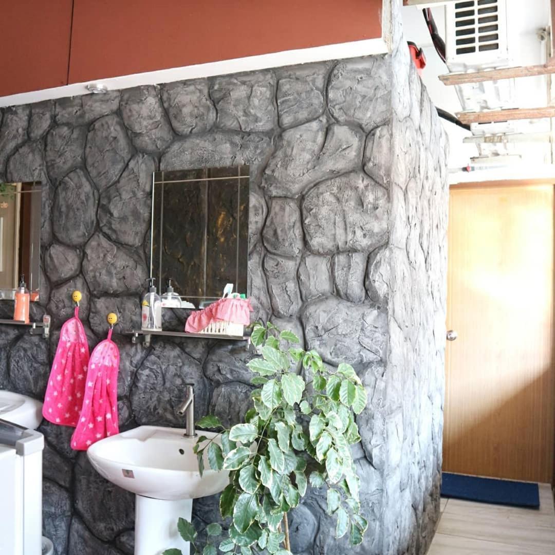 Ostello Escape Backpackers Kk Kota Kinabalu Esterno foto