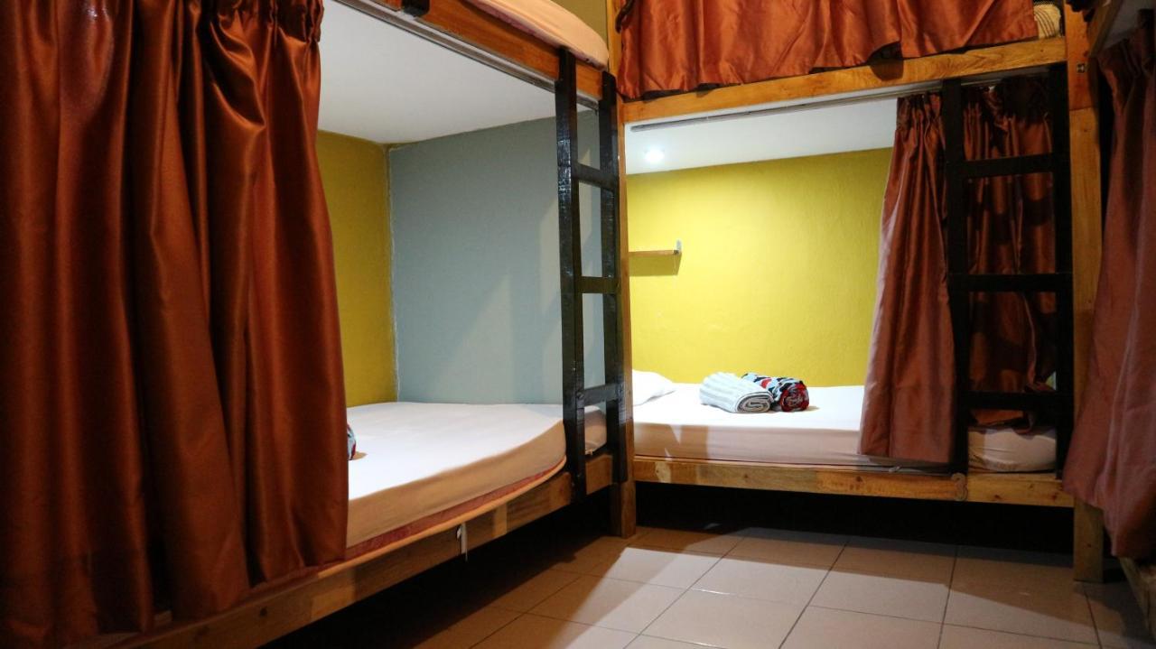 Ostello Escape Backpackers Kk Kota Kinabalu Esterno foto