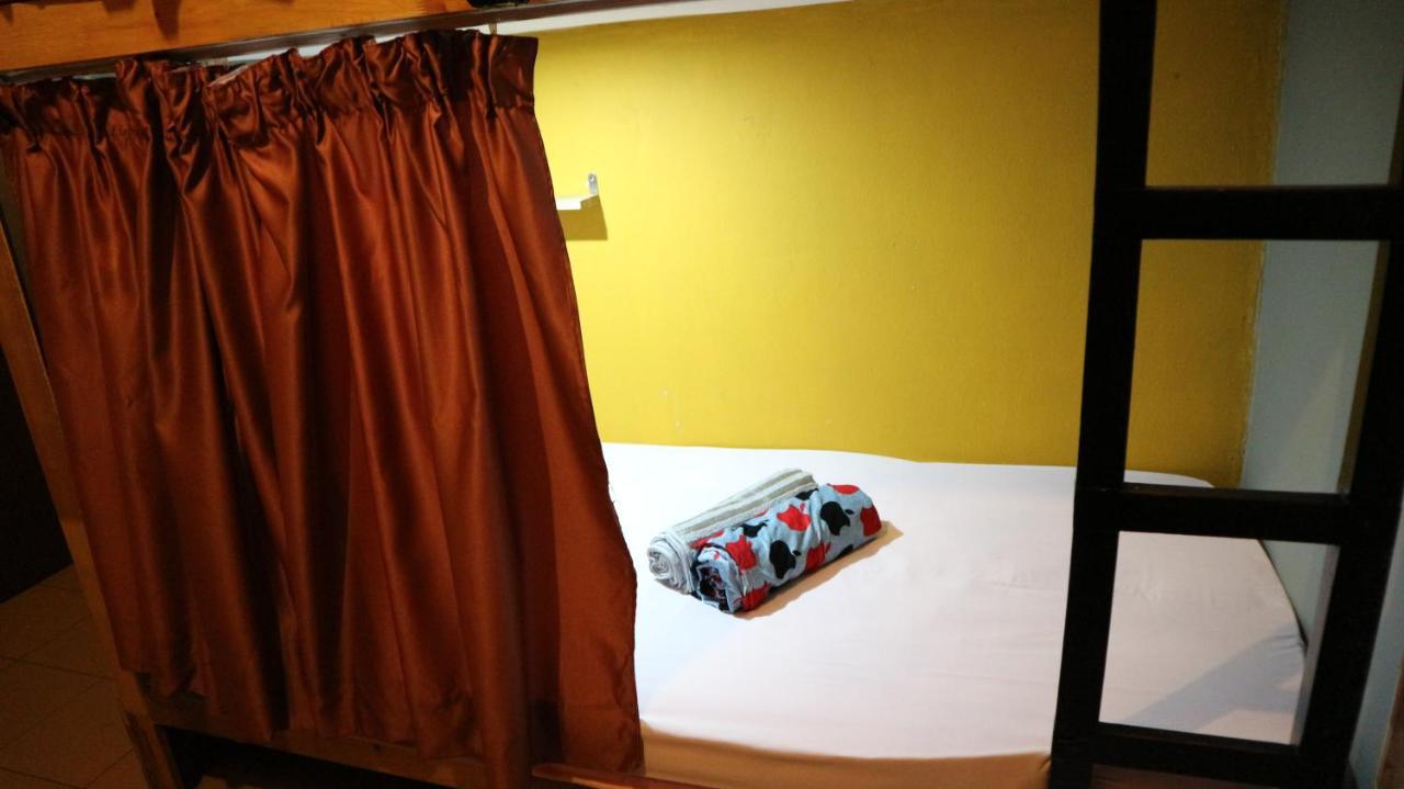 Ostello Escape Backpackers Kk Kota Kinabalu Esterno foto