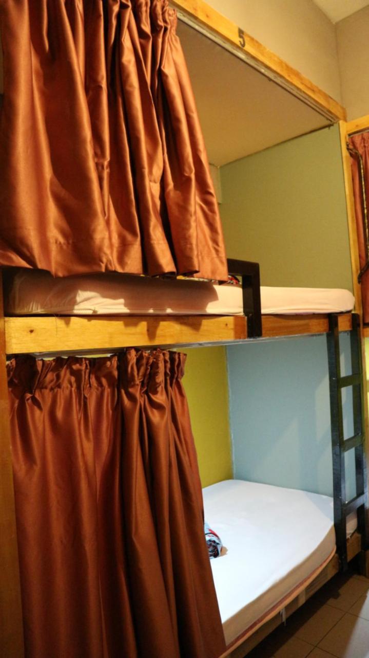 Ostello Escape Backpackers Kk Kota Kinabalu Esterno foto
