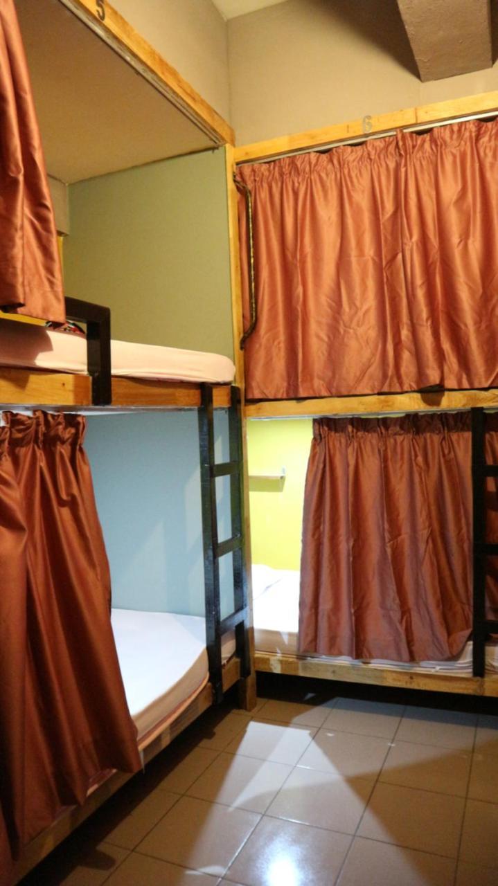Ostello Escape Backpackers Kk Kota Kinabalu Esterno foto