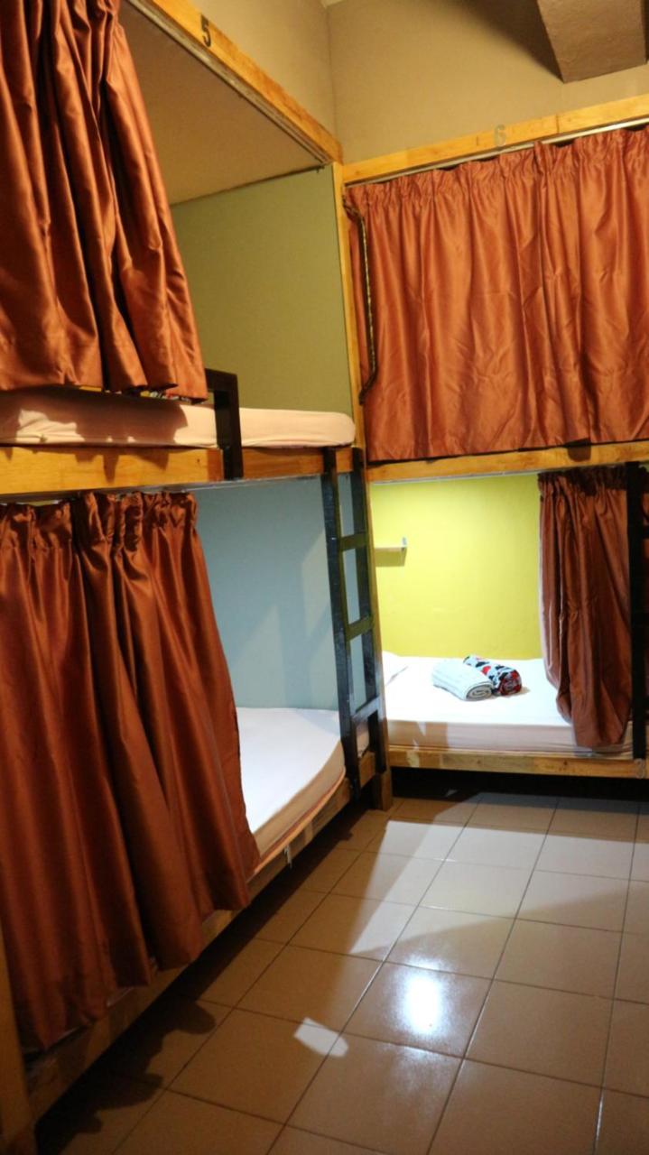 Ostello Escape Backpackers Kk Kota Kinabalu Esterno foto