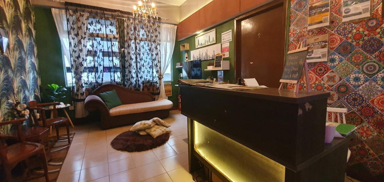 Ostello Escape Backpackers Kk Kota Kinabalu Esterno foto