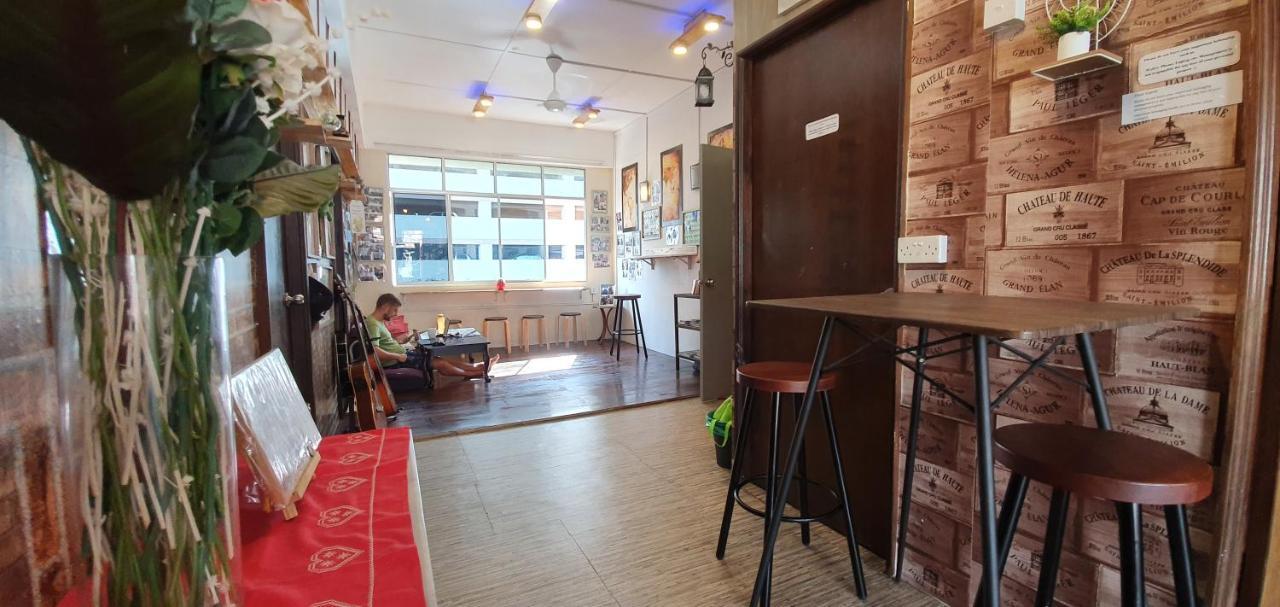 Ostello Escape Backpackers Kk Kota Kinabalu Esterno foto