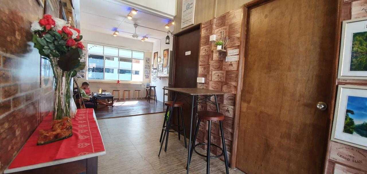 Ostello Escape Backpackers Kk Kota Kinabalu Esterno foto