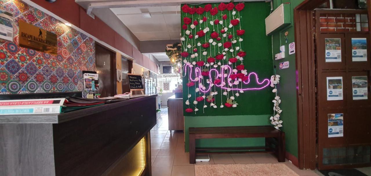 Ostello Escape Backpackers Kk Kota Kinabalu Esterno foto