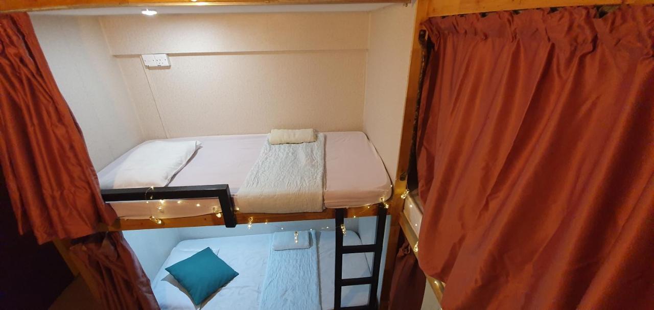 Ostello Escape Backpackers Kk Kota Kinabalu Esterno foto